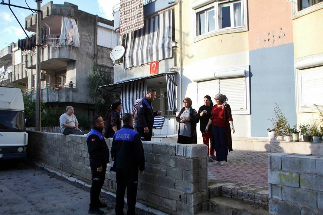 Bütün apartman 10 yıldır çöp kokusuyla yaşıyordu: İki kamyonla anca taşındı! Mide bulandıran görüntüler 6